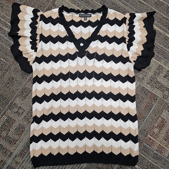 Adrianna Papell‎ Black and White Graphic V- Neck Blouse - Picture 2 of 10